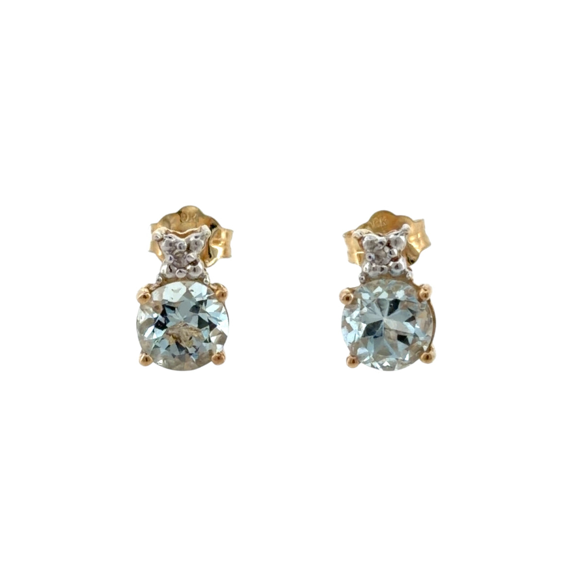 This pre-owned 9ct yellow gold diamond and aquamarine-coloured blue stone stud earrings are a colourful gemstone design, featuring round blue stones with diamond detailing.
Design: Featuring a classic stud design, these earrings showcase round aquamarine-coloured blue stones complemented by diamond detailing and finished in warm 9ct yellow gold.
Material: Made from 9-carat yellow gold.