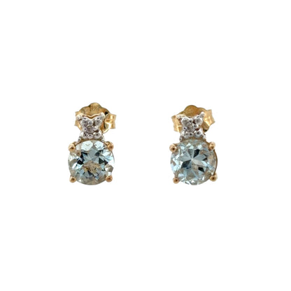 This pre-owned 9ct yellow gold diamond and aquamarine-coloured blue stone stud earrings are a colourful gemstone design, featuring round blue stones with diamond detailing.
Design: Featuring a classic stud design, these earrings showcase round aquamarine-coloured blue stones complemented by diamond detailing and finished in warm 9ct yellow gold.
Material: Made from 9-carat yellow gold.