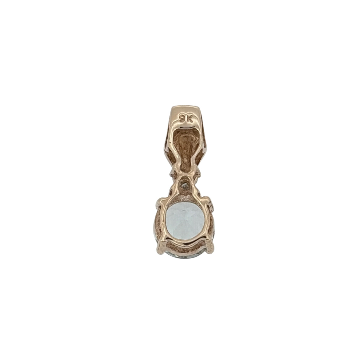 This pre-owned 9ct yellow gold diamond and aquamarine-coloured blue stone pendant is a classic gemstone design, featuring a round blue stone with diamond detailing.
Design: Featuring a round aquamarine-coloured blue stone as the centrepiece, this pendant is complemented by diamond detailing and finished in warm 9ct yellow gold.
Material: Made from 9-carat yellow gold.
Gemstone Detail: Set with a round aquamarine-coloured blue stone measuring approximately 6mm in diameter, complemented by diamond detailing.