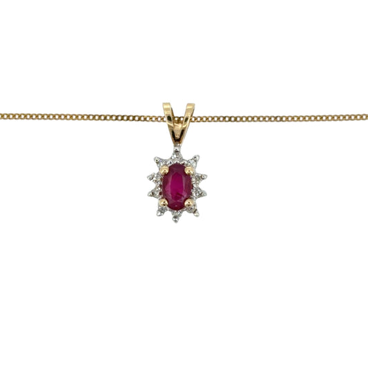 This pre-owned 9ct yellow gold diamond and ruby cluster pendant necklace is a classic gemstone design, featuring an oval ruby surrounded by diamond detailing.
Design: Featuring a traditional cluster design, this pendant showcases an oval ruby surrounded by diamonds and finished in warm 9ct yellow gold.
Material: Made from 9-carat yellow gold.
Gemstone Detail: Set with an oval ruby measuring approximately 8mm by 6mm, surrounded by diamond detailing.