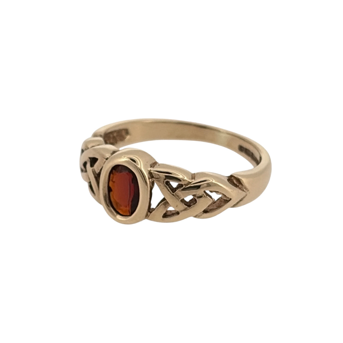 Bring together rich colour and traditional Celtic-inspired detail with this pre-owned 9ct yellow gold garnet ring, featuring decorative Celtic knot shoulders and a deep red oval garnet at its centre.

Design: The ring showcases an oval garnet measuring approximately 5mm by 4mm, complemented by detailed Celtic knot shoulders that add character and traditional styling to the design.