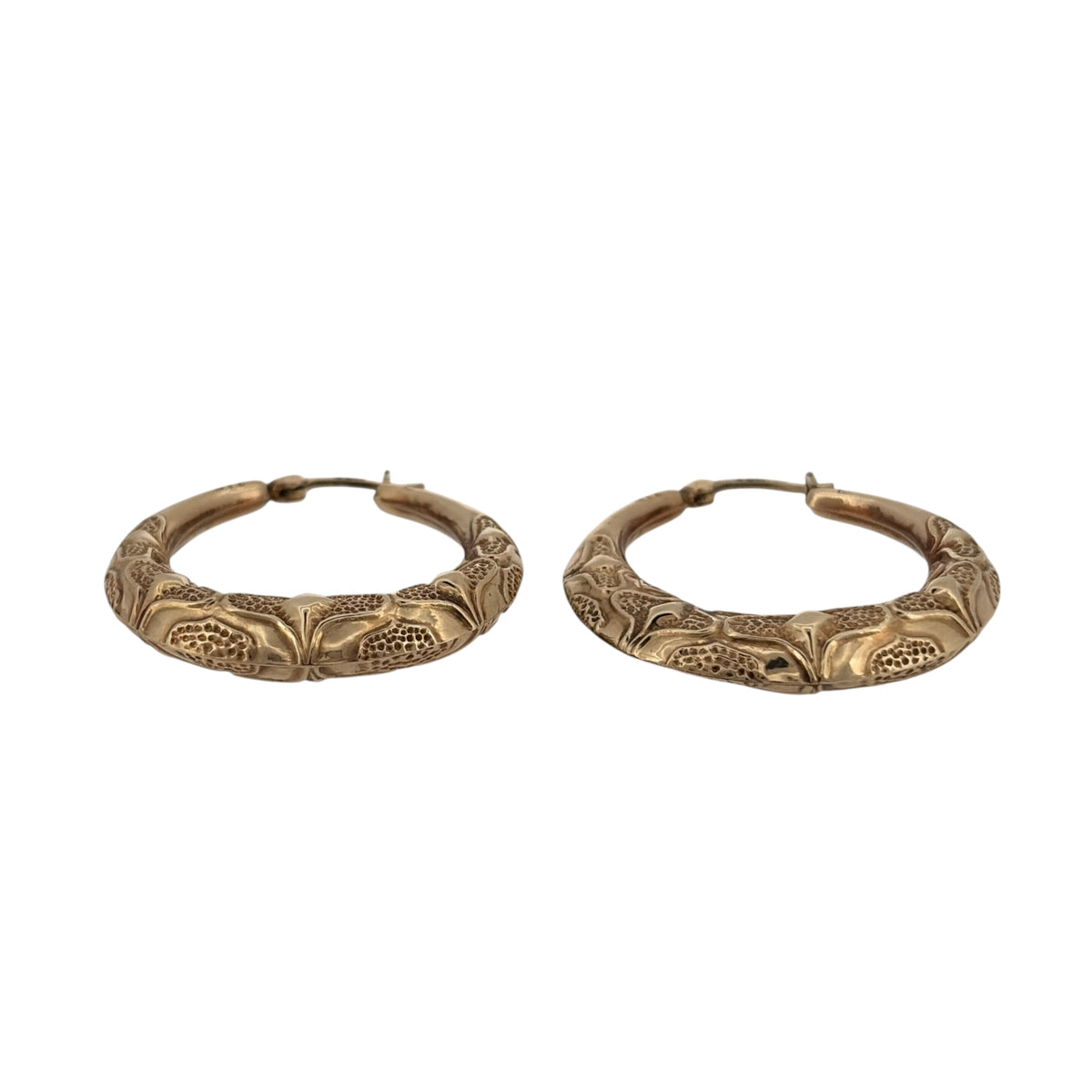 Add a classic patterned finish to your jewellery collection with these pre-owned 9ct yellow gold hoop creole earrings, featuring decorative detailing across a timeless circular design.

Design: The earrings feature a classic hoop creole shape with patterned detailing, adding texture and visual interest to the traditional gold hoop style.
Material: Made from 9-carat yellow gold, the warm gold tone complements the decorative pattern and gives the earrings a timeless appearance.