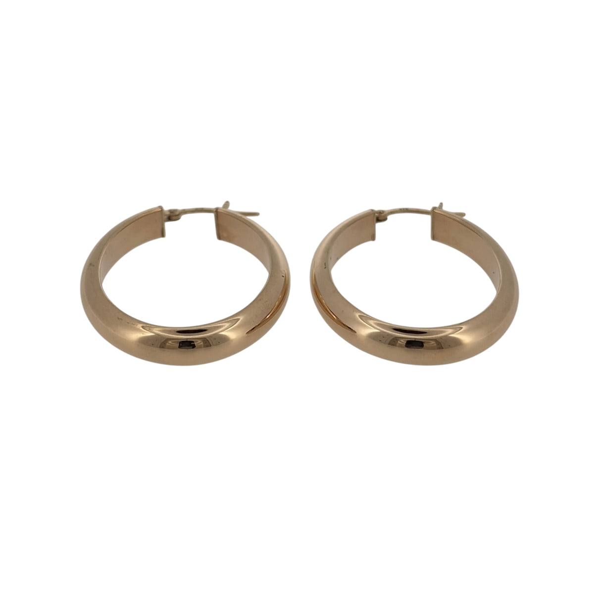 Complete your jewellery collection with these pre-owned 9ct yellow gold plain oval creole earrings, featuring a simple polished design and a larger profile for a timeless everyday look.

Design: The earrings feature a classic oval creole shape with a plain finish, creating a clean and versatile design that pairs easily with a wide range of jewellery.
Material: Made from 9-carat yellow gold, the warm polished finish gives these earrings a traditional and timeless appearance.