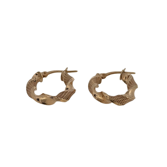 Add a subtle textured finish to your jewellery collection with these pre-owned 9ct yellow gold oval twist creole earrings, featuring a classic shape with elegant twisted detailing.

Design: The earrings feature an oval creole shape with a decorative twist design, adding texture and interest while maintaining a timeless and versatile appearance.
Material: Made from 9-carat yellow gold, the warm gold tone complements the twisted detailing and gives the earrings a classic finish.