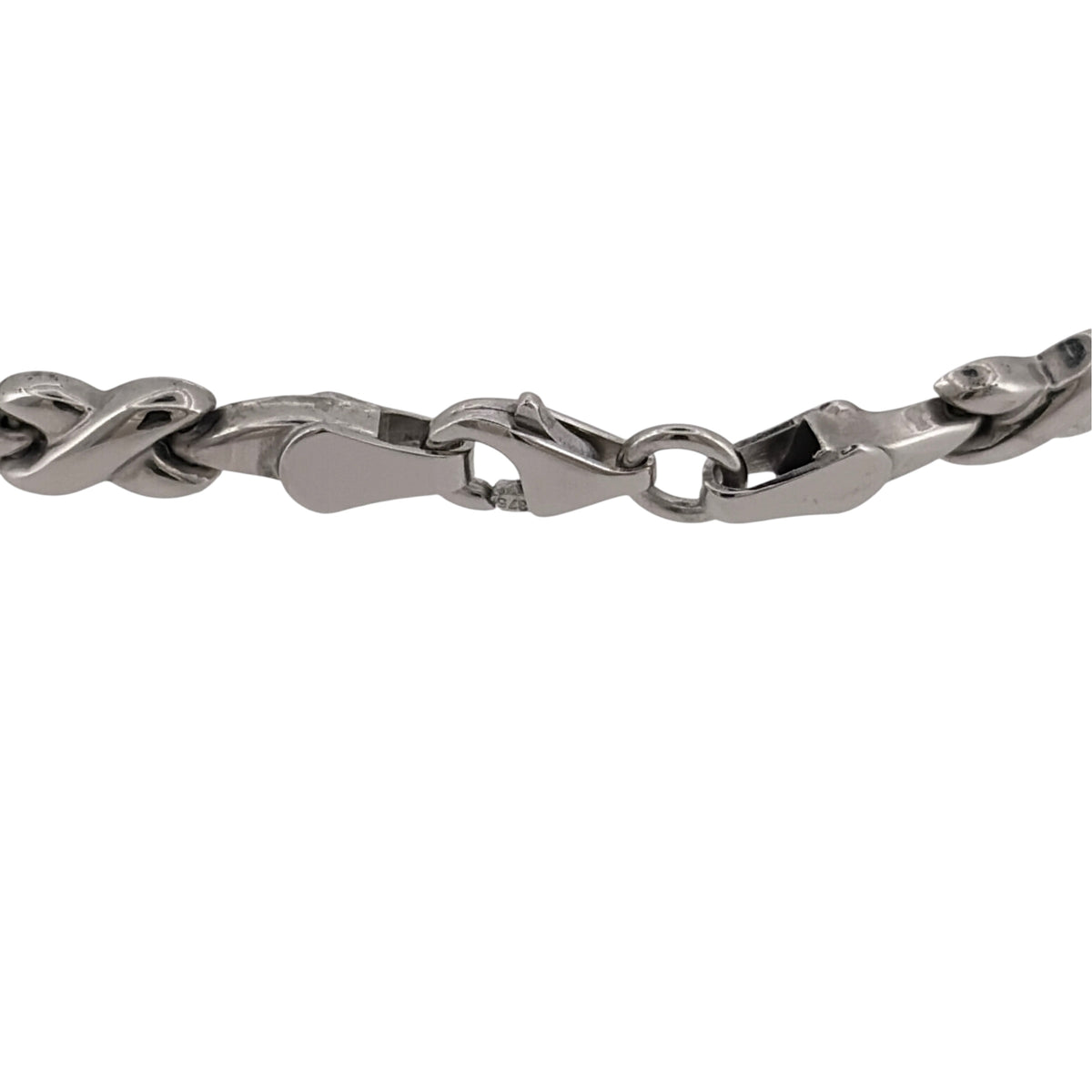 Add a contemporary touch to your jewellery collection with this pre-owned 9ct white gold kiss link bracelet, featuring a distinctive linked design and a sleek polished finish.
Design: The bracelet features a stylish kiss link pattern, creating a repeating decorative design with an elegant and versatile appearance.
Material: Made from 9-carat white gold, the bright polished finish gives the bracelet a clean and contemporary look that pairs easily with other white gold jewellery.