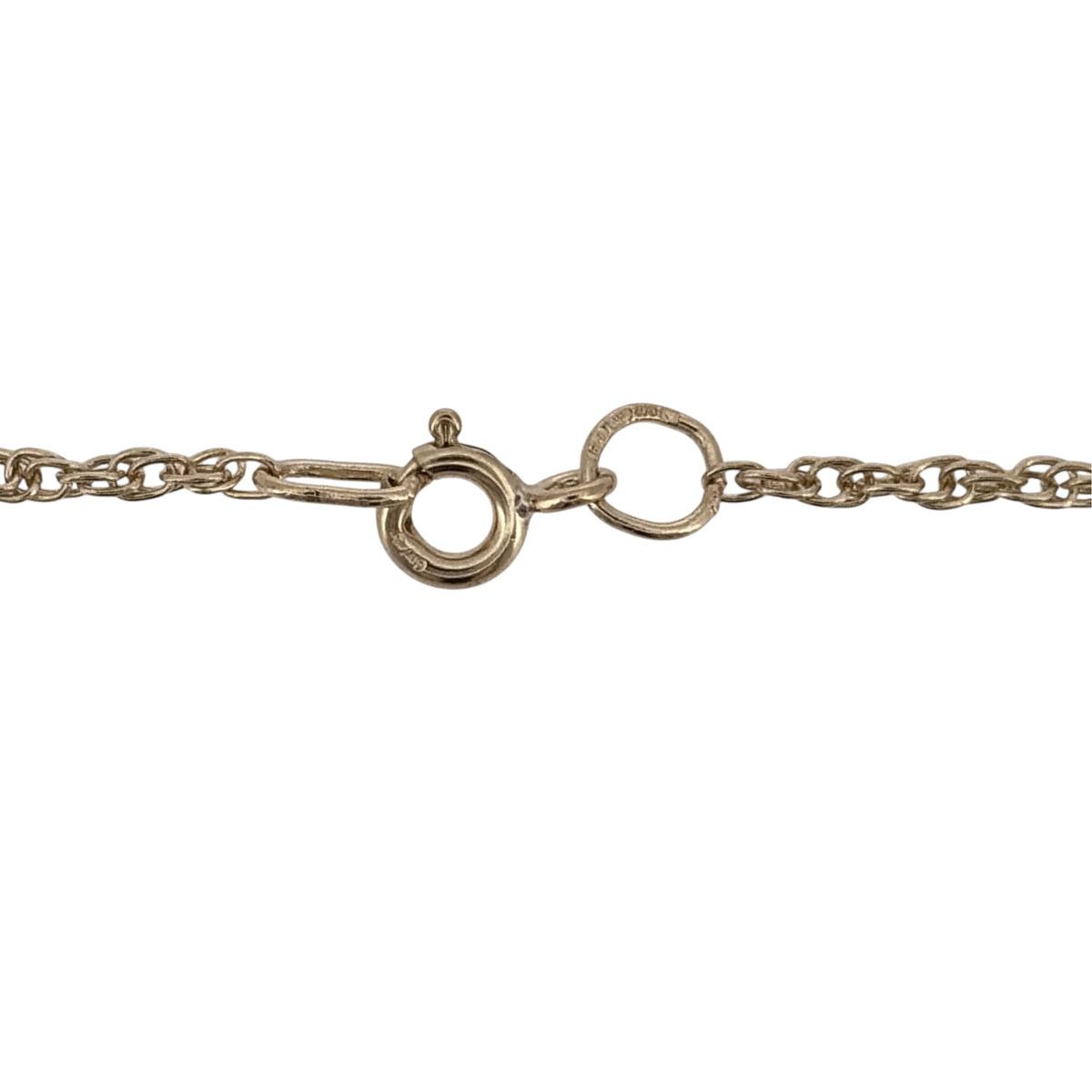 Add a timeless gold chain to your jewellery collection with this pre-owned 9ct yellow gold Prince of Wales chain, featuring a classic interwoven link design that is ideal for everyday wear.
Design: The chain features the traditional Prince of Wales link, formed from closely interwoven links that create a detailed and distinctive appearance.
Material: Made from 9-carat yellow gold, the warm gold tone gives this chain a classic finish that pairs easily with a variety of jewellery.