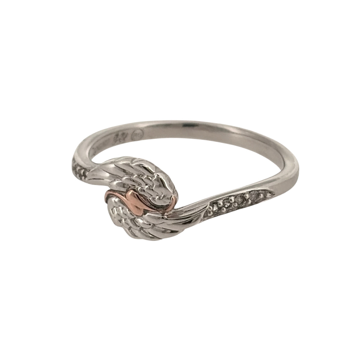 Add symbolic Welsh-inspired detail to your jewellery collection with this pre-owned Clogau Double Angel Wings ring, combining 925 sterling silver, 9ct rose gold detailing and white topaz in an elegant two-tone design.

Design: The ring features a double angel wings design across the front, creating a distinctive feathered motif with an elegant and meaningful appearance.