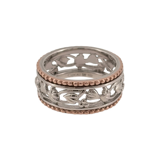Add distinctive Welsh-inspired detail to your jewellery collection with this pre-owned Clogau Tree of Life ring, combining 925 sterling silver, 9ct rose gold detailing and a wide open design with decorative beaded edges.

Design: The ring features Clogau’s recognisable Tree of Life motif in an open band design, finished with beaded detailing along the edges for added texture and character.
Material: Made from 925 sterling silver with 9-carat rose gold Clogau detailing