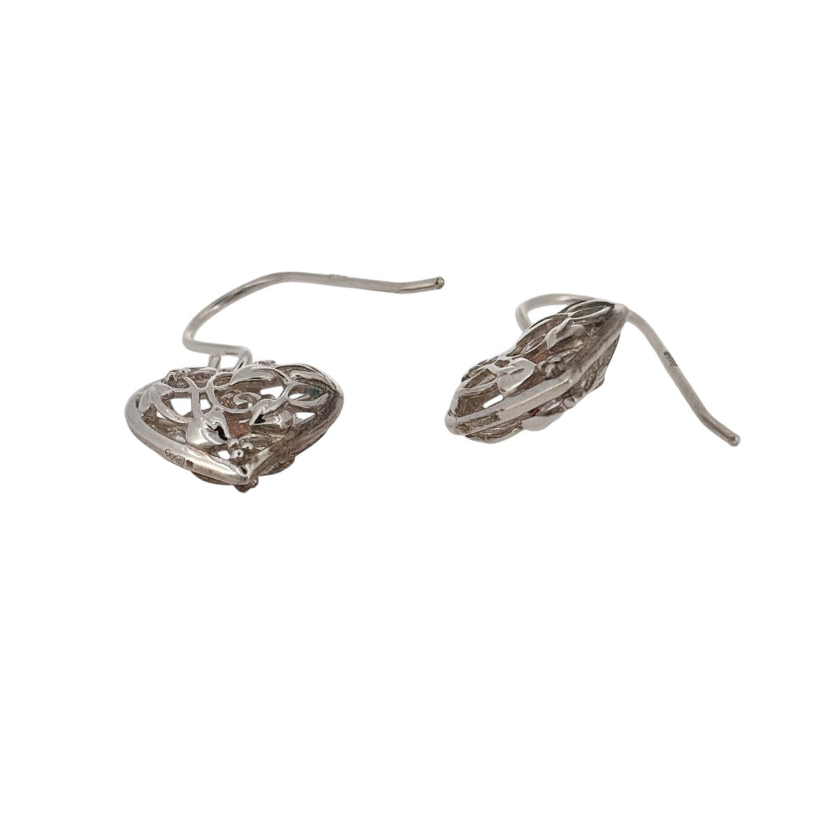 Add a charming Welsh-inspired design to your jewellery collection with these pre-owned Clogau Tree of Life Heart Fairy drop earrings, combining 925 sterling silver with 9ct rose gold detailing.

Design: The earrings feature a heart-shaped drop with Clogau’s distinctive Tree of Life and fairy-inspired detailing, creating an elegant and decorative design.
Material: Made from 925 sterling silver with 9-carat rose gold Clogau detailing, the contrasting metals create a classic two-tone finish.