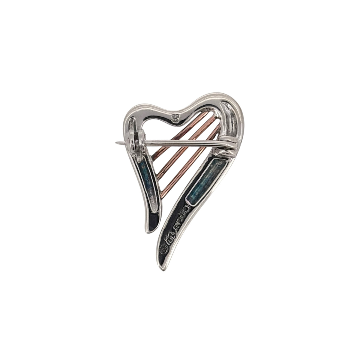 Celebrate Welsh-inspired design with this pre-owned Clogau Heartstrings Harp brooch, combining 925 sterling silver with 9ct rose gold detailing in an elegant harp-shaped piece.

Design: The brooch features a decorative Welsh harp design from Clogau’s Heartstrings collection, with flowing detailing creating an elegant and distinctive appearance. 