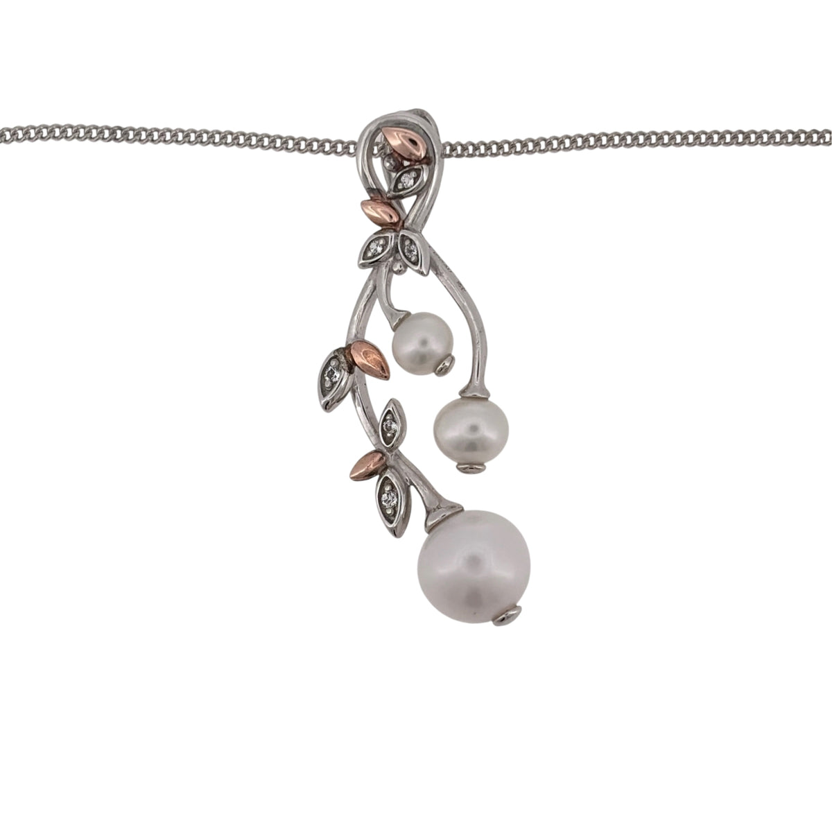 Add an elegant Clogau piece to your jewellery collection with this pre-owned pearl and white topaz pendant necklace, combining 925 sterling silver with 9ct rose gold detailing.

Design: The pendant features an elegant drop-style design combining a pearl with white topaz detailing, creating a classic and feminine appearance.
Material: Made from 925 sterling silver with 9-carat rose gold Clogau detailing, the contrasting metals complement the pearl and create a distinctive two-tone finish.