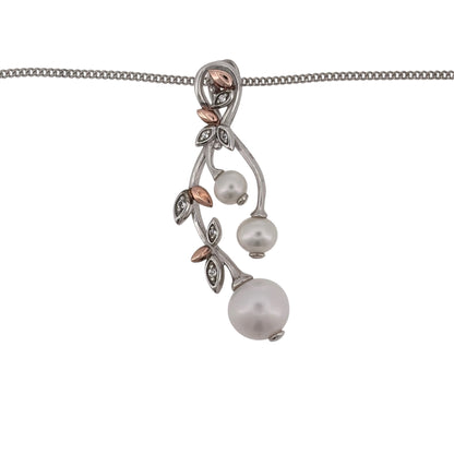 Add an elegant Clogau piece to your jewellery collection with this pre-owned pearl and white topaz pendant necklace, combining 925 sterling silver with 9ct rose gold detailing.

Design: The pendant features an elegant drop-style design combining a pearl with white topaz detailing, creating a classic and feminine appearance.
Material: Made from 925 sterling silver with 9-carat rose gold Clogau detailing, the contrasting metals complement the pearl and create a distinctive two-tone finish.