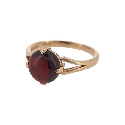 Add rich colour to your jewellery collection with this pre-owned 9ct yellow gold ring, featuring a round dark red stone as the central focal point.

Design: The ring features a classic single-stone design, with the round dark red stone creating a bold and eye-catching centre.
Material: Made from 9-carat yellow gold, the warm gold tone complements the deep red colour of the central stone.