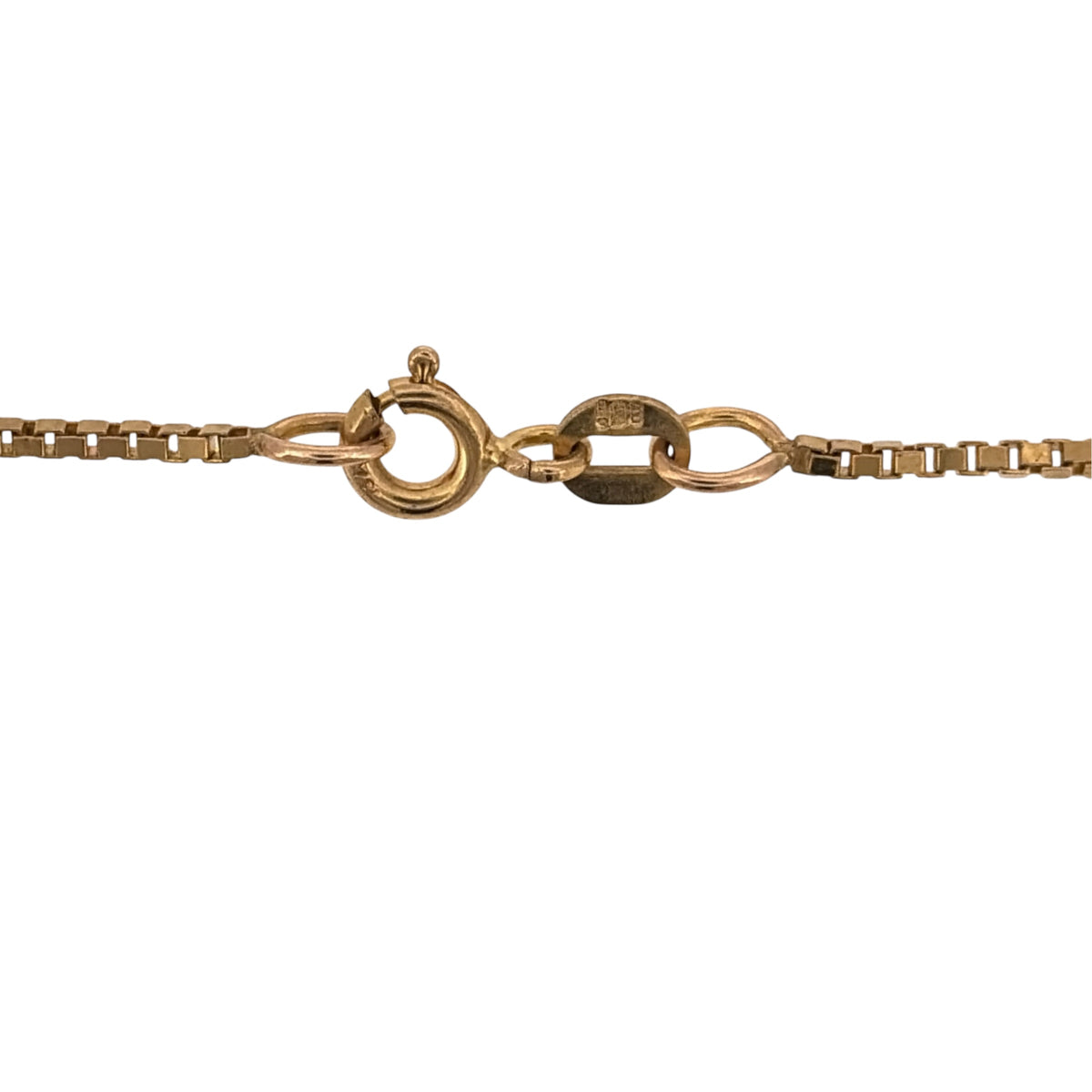 Add a classic gold chain to your jewellery collection with this pre-owned 9ct yellow gold box chain, featuring a neat link design and versatile 18-inch length.

Design: The chain features a classic box link design, with closely connected square-shaped links creating a clean and uniform appearance.
Material: Made from 9-carat yellow gold, the warm gold tone gives the chain a timeless and versatile finish.