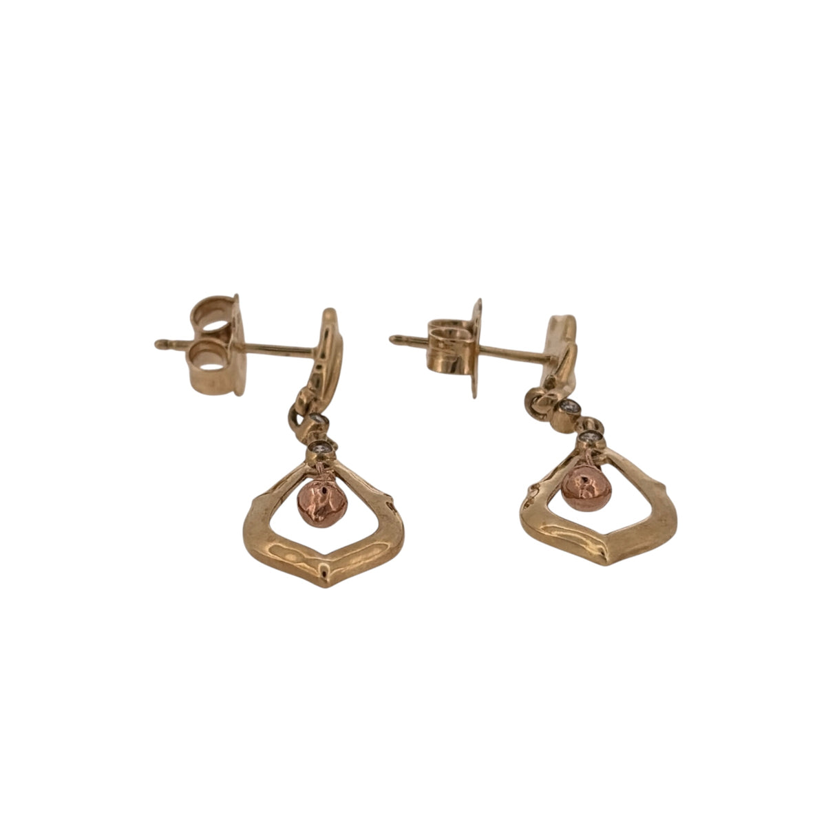 Add nature-inspired Welsh design to your jewellery collection with these pre-owned Clogau Acorn Leaf drop earrings, combining 9ct yellow and rose gold with elegant diamond detailing.

Design: The earrings feature a decorative acorn and leaf-inspired drop design, creating a distinctive nature-themed appearance with classic Clogau styling.
Material: Made from 9-carat yellow and rose gold, the contrasting gold tones highlight the leaf and acorn detailing and create an elegant two-tone finish.