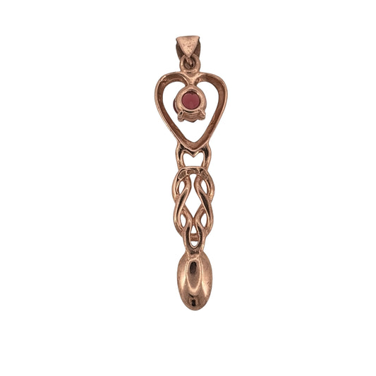 Celebrate Welsh tradition with this pre-owned 9ct rose gold Cymru Metal lovespoon pendant, featuring a heart-shaped garnet within a distinctive Welsh-inspired design.

Design: The pendant features a traditional lovespoon design, a recognised symbol of Welsh love and affection, with a heart-shaped garnet adding a romantic focal point.
Material: Made from 9-carat rose gold Cymru Metal, the warm rose tone complements the rich colour of the garnet and the traditional lovespoon design.