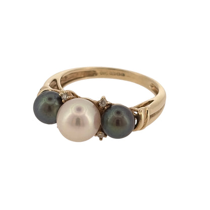 Add elegant pearl detail to your jewellery collection with this pre-owned 9ct yellow gold diamond and pearl trilogy ring, featuring a central white pearl with two contrasting grey pearls and diamond accents.

Design: The ring features a distinctive trilogy design, with a larger white pearl in the centre flanked by two smaller grey pearls for an elegant contrast in colour and size.
Material: Made from 9-carat yellow gold, the warm gold tone complements the white and grey pearls and creates a classic finish.