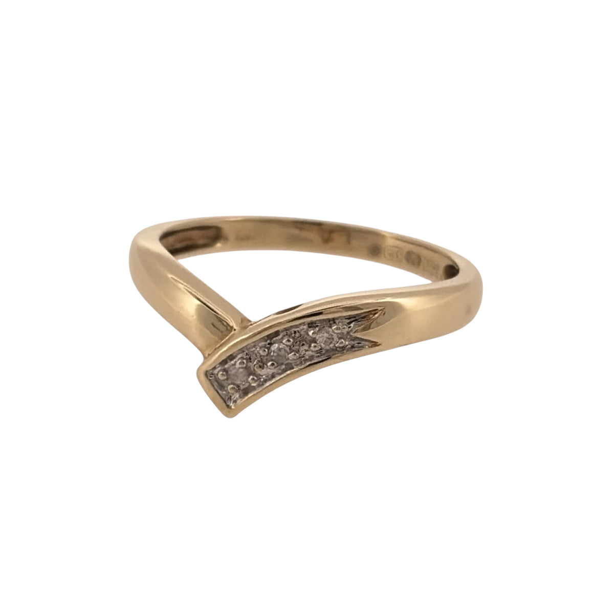 Add classic diamond detail to your jewellery collection with this pre-owned 9ct yellow gold diamond wishbone ring, featuring a shaped front with elegant diamond detailing.

Design: The ring features a classic wishbone-shaped design, with the gently pointed front creating a distinctive profile that works well worn alone or alongside other rings.
Material: Made from 9-carat yellow gold, the warm gold tone provides a timeless setting for the diamond detailing.