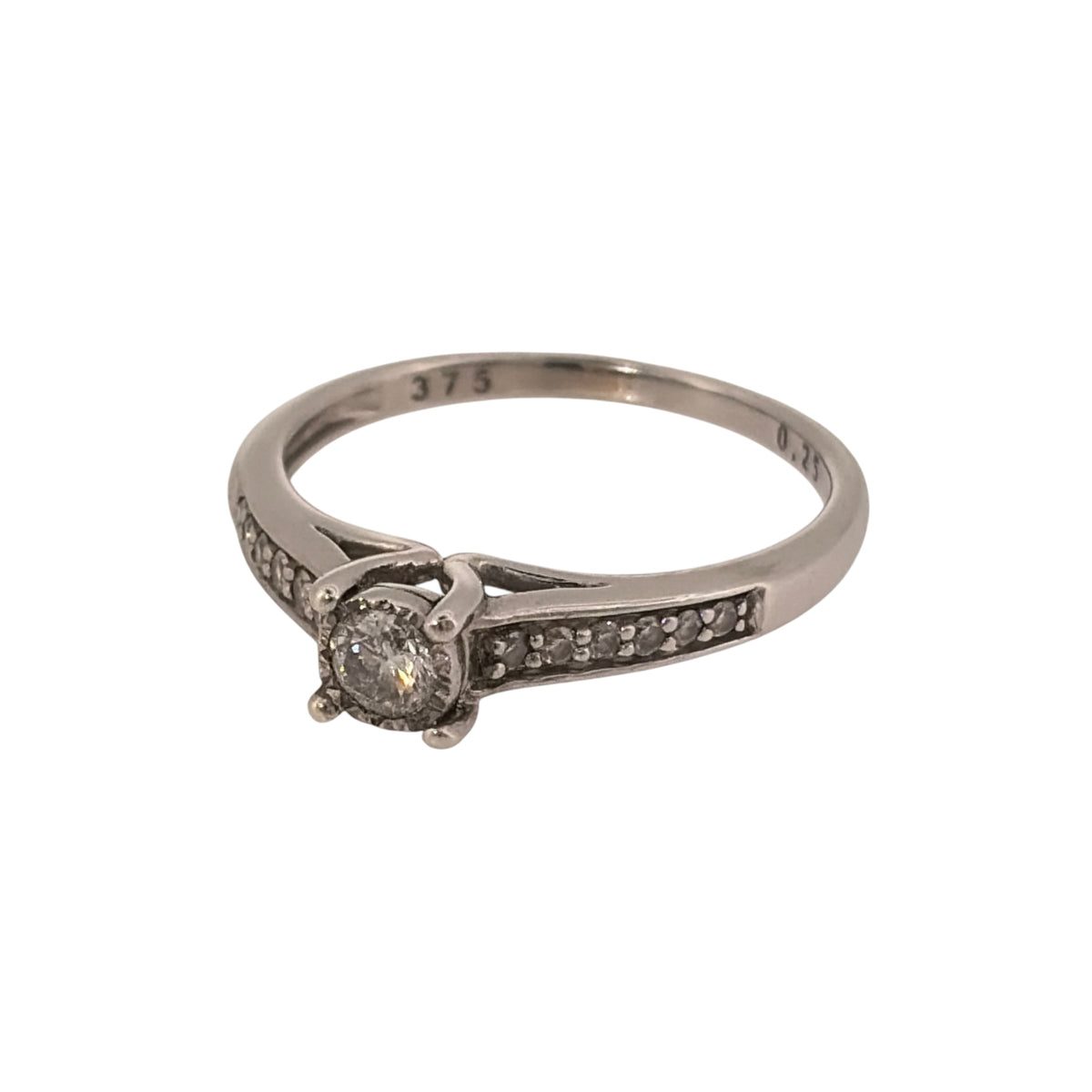 Add classic diamond detail to your jewellery collection with this pre-owned 9ct white gold diamond solitaire ring, featuring a central diamond of approximately 0.25ct with additional diamonds set along the shoulders.

Design: The ring features a classic solitaire-style design, with a central diamond forming the focal point and smaller diamonds along the shoulders adding extra detail.
Material: Made from 9-carat white gold, the bright white finish provides a timeless setting for the diamonds.