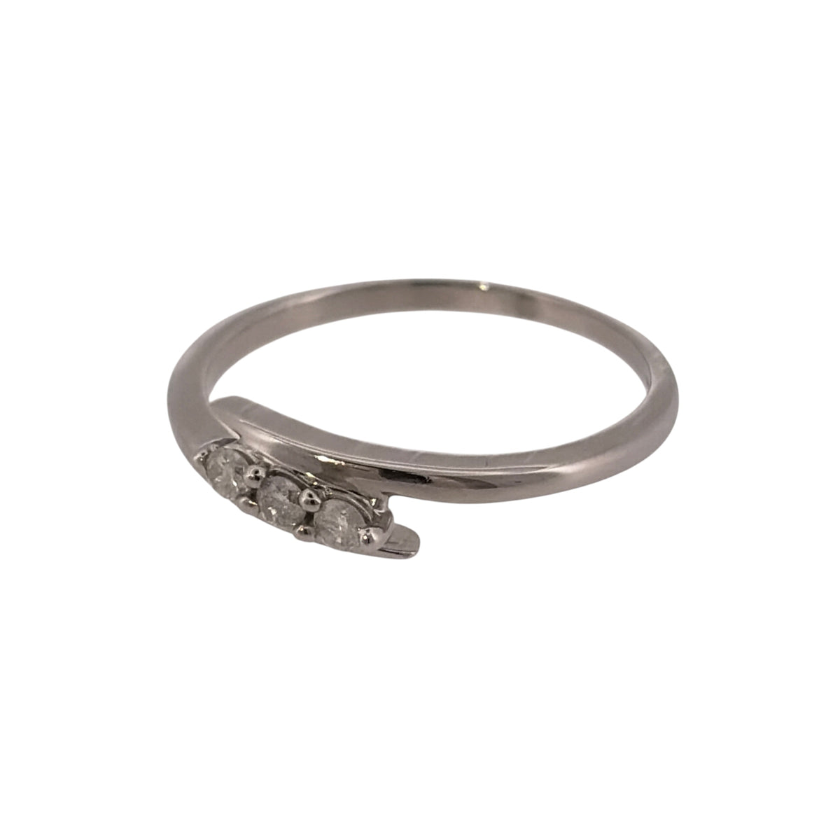 Add classic diamond detail to your jewellery collection with this pre-owned 9ct white gold diamond wrap-over trilogy ring, featuring three brilliant-cut diamonds across the front.

Design: The ring features a flowing wrap-over trilogy design, with the white gold band curving around the three central diamonds for a distinctive appearance.
Material: Made from 9-carat white gold, the bright white finish complements the diamond-set design.