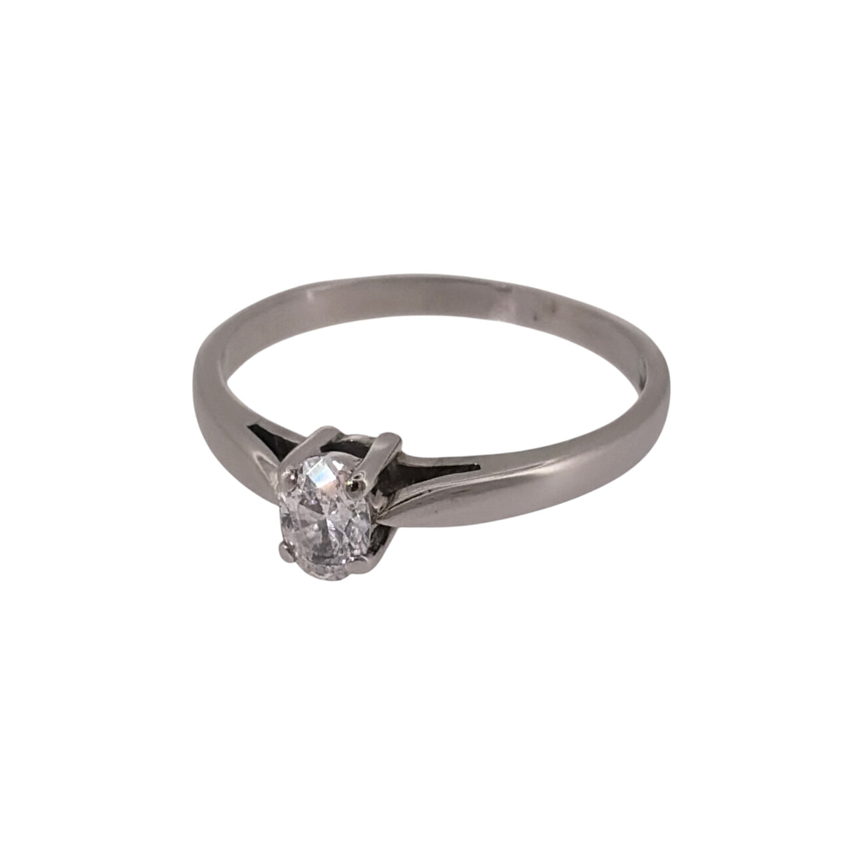 Add timeless diamond detail to your jewellery collection with this pre-owned 9ct white gold diamond solitaire ring, featuring an oval-cut diamond of approximately 0.30ct.

Design: The ring features a classic solitaire design, with a single oval-cut diamond forming the central focal point for an elegant and timeless appearance.
Material: Made from 9-carat white gold, the bright white finish provides a classic setting for the diamond.
