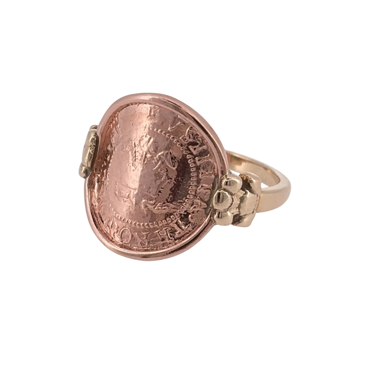 Add a distinctive Welsh piece to your jewellery collection with this pre-owned 9ct yellow and rose gold Clogau Three Feathers coin ring.

Design: The ring features a round coin-style front displaying the traditional Three Feathers design, creating a distinctive piece inspired by Welsh heritage.
Material: Made from 9-carat yellow and rose gold, the two-tone finish adds contrast and detail to the Clogau design.