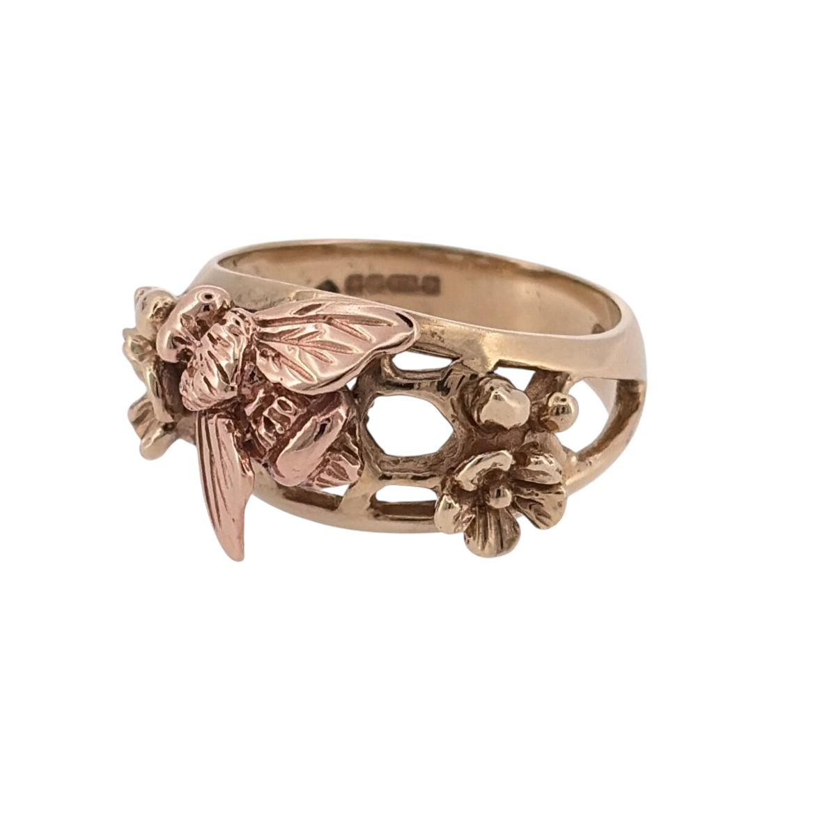 Add a nature-inspired piece to your jewellery collection with this pre-owned 9ct yellow and rose gold Clogau Bee Flower band ring, featuring detailed floral and bee motifs.

Design: The ring features a wide band design decorated with bee and flower detailing, creating a distinctive nature-inspired appearance.
Material: Made from 9-carat yellow and rose gold, the two-tone design adds contrast and highlights the decorative Clogau detailing.