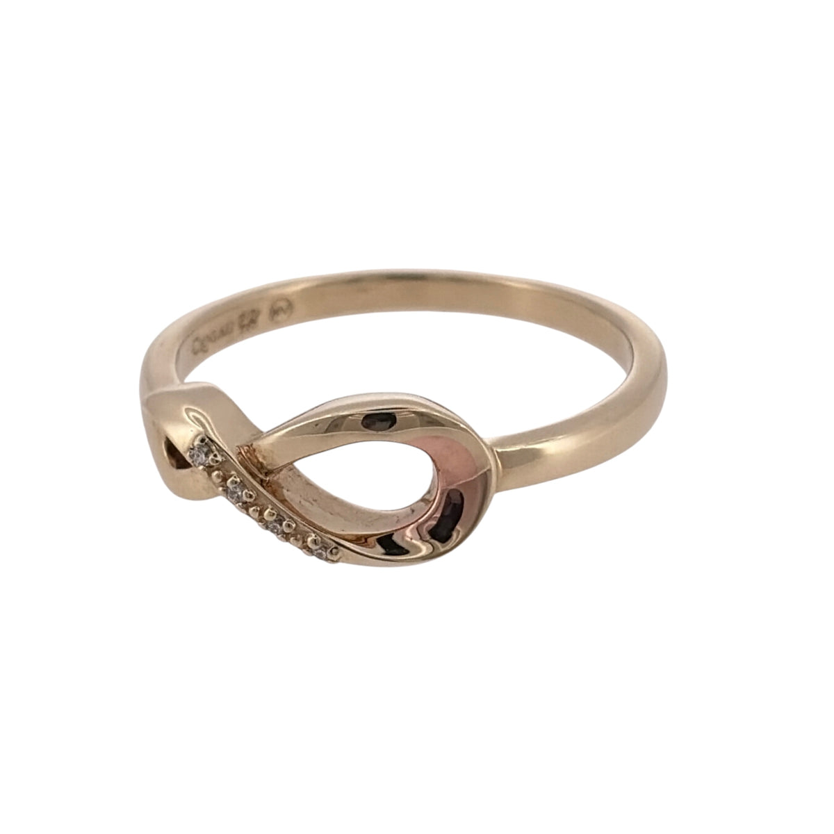 Add a meaningful Clogau piece to your jewellery collection with this pre-owned 9ct yellow and rose gold diamond Infinity ring, featuring a distinctive two-tone design.
Design: The ring features an infinity-inspired design across the front, combining yellow and rose gold with diamond detailing for a timeless symbolic look.
Material: Made from 9-carat yellow and rose gold, the contrasting gold tones highlight the flowing Clogau Infinity design.