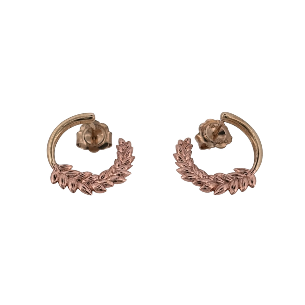 Add a distinctive Clogau design to your jewellery collection with these pre-owned 9ct yellow and rose gold Lilibet hoop stud earrings.

Design: The earrings feature Clogau’s Lilibet hoop design, combining a classic round profile with contrasting yellow and rose gold detailing.
Material: Made from 9-carat yellow and rose gold, the two-tone finish adds contrast and highlights the decorative Clogau design.