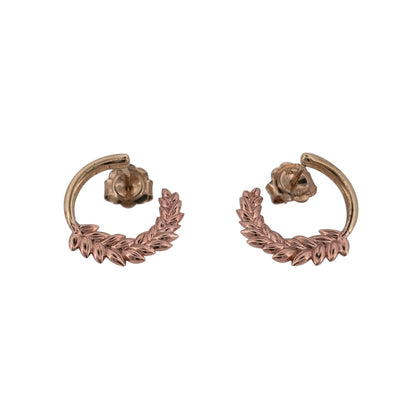 Add a distinctive Clogau design to your jewellery collection with these pre-owned 9ct yellow and rose gold Lilibet hoop stud earrings.

Design: The earrings feature Clogau’s Lilibet hoop design, combining a classic round profile with contrasting yellow and rose gold detailing.
Material: Made from 9-carat yellow and rose gold, the two-tone finish adds contrast and highlights the decorative Clogau design.
