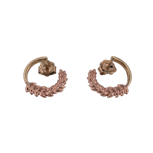 Add a distinctive Clogau design to your jewellery collection with these pre-owned 9ct yellow and rose gold Lilibet hoop stud earrings.

Design: The earrings feature Clogau’s Lilibet hoop design, combining a classic round profile with contrasting yellow and rose gold detailing.
Material: Made from 9-carat yellow and rose gold, the two-tone finish adds contrast and highlights the decorative Clogau design.