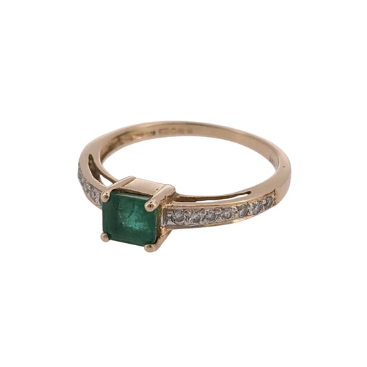 Add rich gemstone colour to your jewellery collection with this pre-owned 14ct yellow gold diamond and emerald ring, featuring a square emerald with diamond-set shoulders.

Design: The ring features a square emerald as the central focal point, complemented by diamond detailing along the shoulders for a classic gemstone design.
Material: Made from 14-carat yellow gold, the warm gold tone complements the rich green colour of the emerald and diamond detailing.