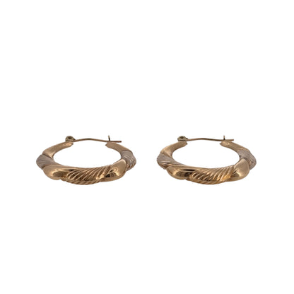 Add a distinctive two-tone design to your jewellery collection with these pre-owned 9ct yellow and white gold squared twisted hoop creole earrings.

Design: The earrings feature a squared hoop creole shape with a twisted design, combining contrasting gold tones for a detailed and distinctive appearance.
Material: Made from 9-carat yellow and white gold, the two-tone finish highlights the twisted detailing and squared profile.