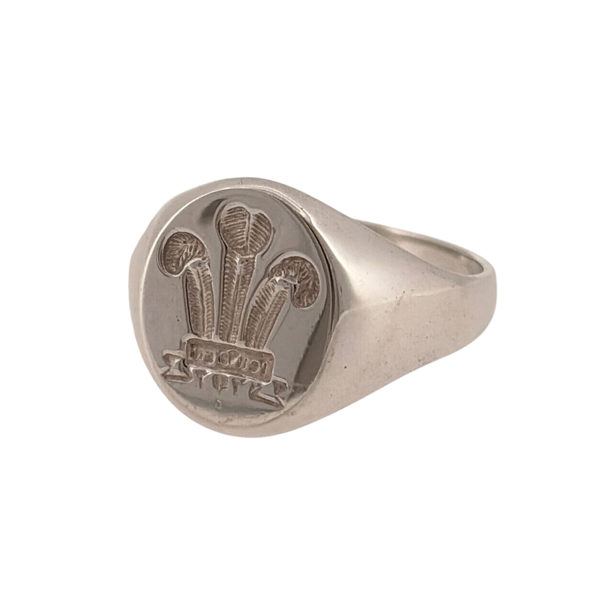 Add a traditional Welsh piece to your jewellery collection with this pre-owned 925 sterling silver oval signet ring, featuring the distinctive Welsh Three Feathers emblem.

Design: The ring features a classic oval signet design with the Welsh Three Feathers emblem displayed across the front, creating a distinctive piece inspired by Welsh heritage.
Material: Made from 925 sterling silver, the bright silver finish complements the traditional signet ring design.