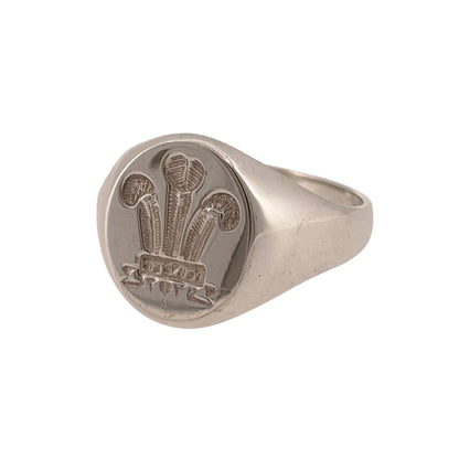 Add a traditional Welsh piece to your jewellery collection with this pre-owned 925 sterling silver oval signet ring, featuring the distinctive Welsh Three Feathers emblem.

Design: The ring features a classic oval signet design with the Welsh Three Feathers emblem displayed across the front, creating a distinctive piece inspired by Welsh heritage.
Material: Made from 925 sterling silver, the bright silver finish complements the traditional signet ring design.