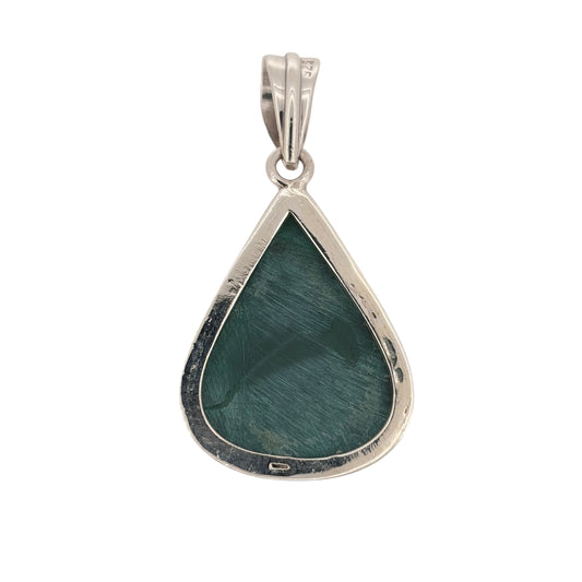 Add a bold and distinctive piece to your jewellery collection with this pre-owned 925 sterling silver and malachite triangle pendant, featuring a large green stone with natural patterned detailing.

Design: The pendant features a striking triangular design, with a large malachite stone creating a bold statement piece. The natural green tones and distinctive banded patterns of the malachite complement the silver setting.
Material: Made from 925 sterling silver.