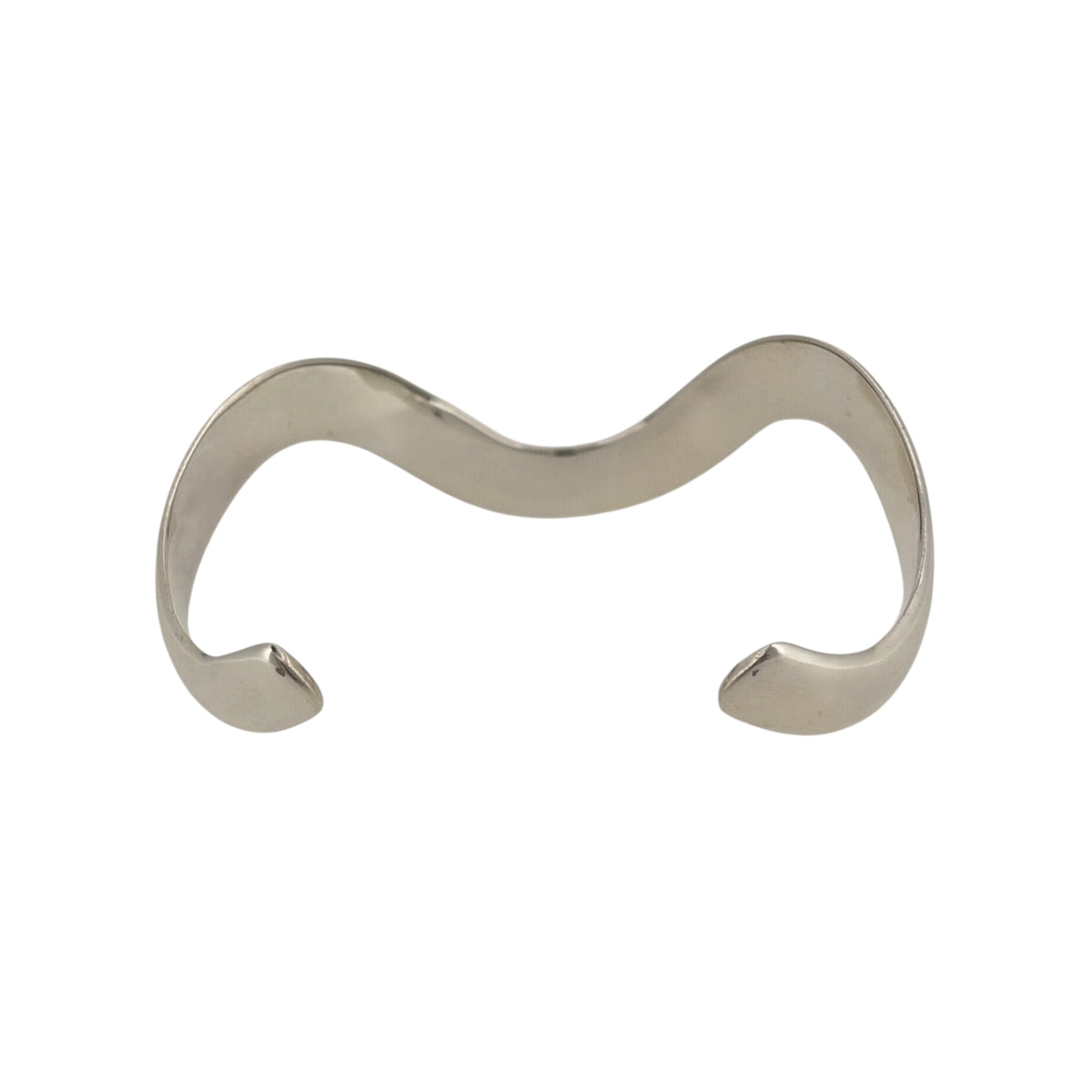 Add a stylish piece to your jewellery collection with this pre-owned 925 sterling silver wave cuff bangle, featuring a flowing wave design and a substantial silver finish.

Design: The bangle features a wave-inspired design, with flowing curves creating a modern and distinctive appearance suitable for everyday wear or special occasions.
Material: Made from 925 sterling silver, complementing the elegant wave design.