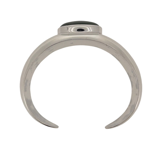 Add a bold and colourful piece to your jewellery collection with this pre-owned 925 sterling silver and green stone cuff bangle, featuring a large oval green stone and a classic silver design.

Design: The bangle features an open cuff design, complemented by a prominent oval green stone that creates a distinctive and eye-catching appearance.
Material: Made from 925 sterling silver.