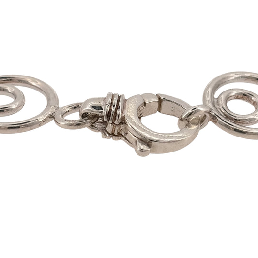 Add a distinctive silver piece to your jewellery collection with this pre-owned 925 sterling silver double circle link bracelet, featuring a bold circular link design.

Design: The bracelet features a decorative double circle link pattern, with interlocking circular links creating a stylish and timeless appearance suitable for everyday wear or special occasions.
Material: Made from 925 sterling silver, complementing the classic circular link design.