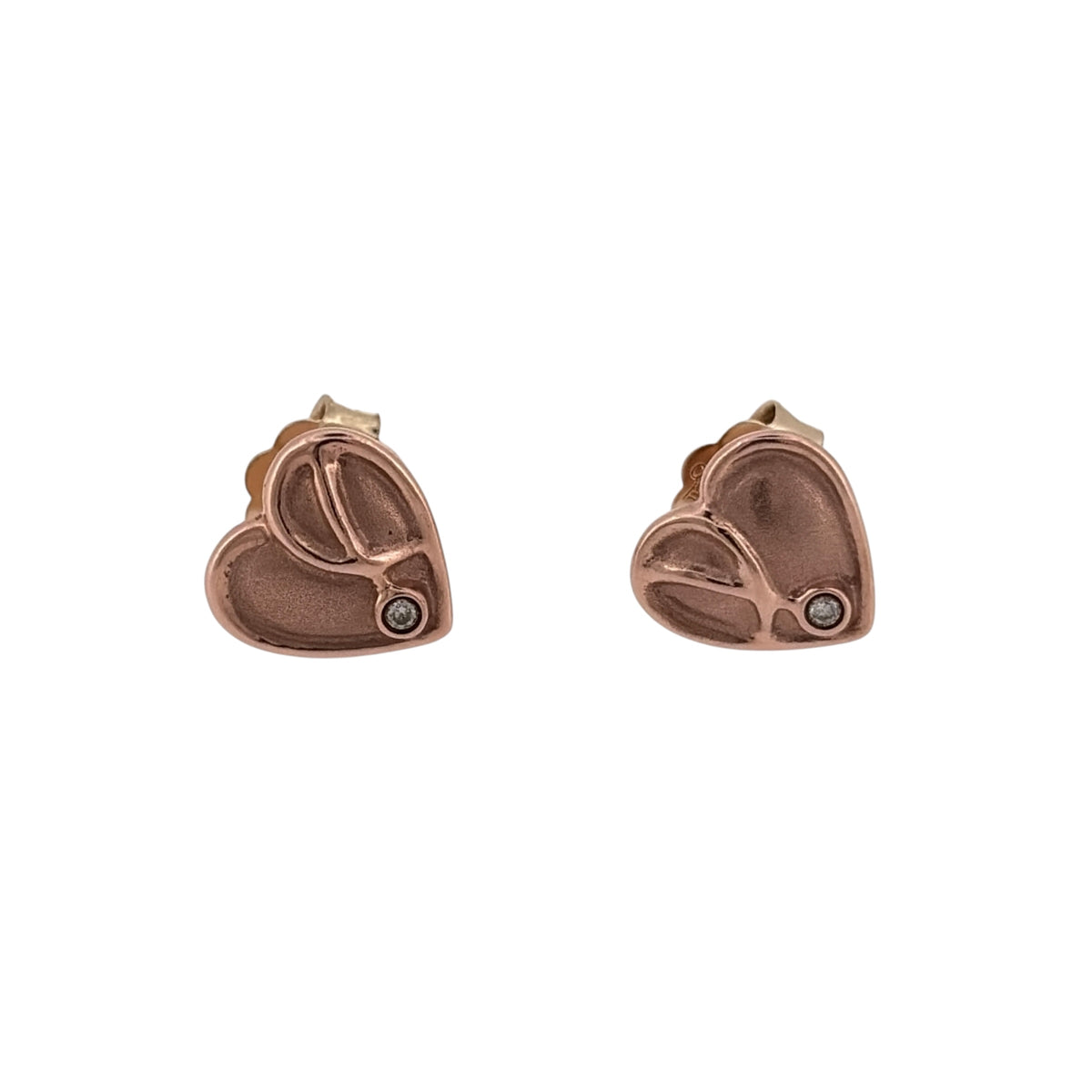 Add a charming piece to your jewellery collection with these pre-owned 9ct yellow and rose gold Clogau heart stud earrings, featuring diamond detailing and a beautiful two-tone gold design.

Design: The earrings feature a classic heart-shaped design, combining yellow and rose gold for a delicate and timeless appearance. The diamond detailing adds an elegant finishing touch.
Material: Made from 9ct yellow and rose gold.