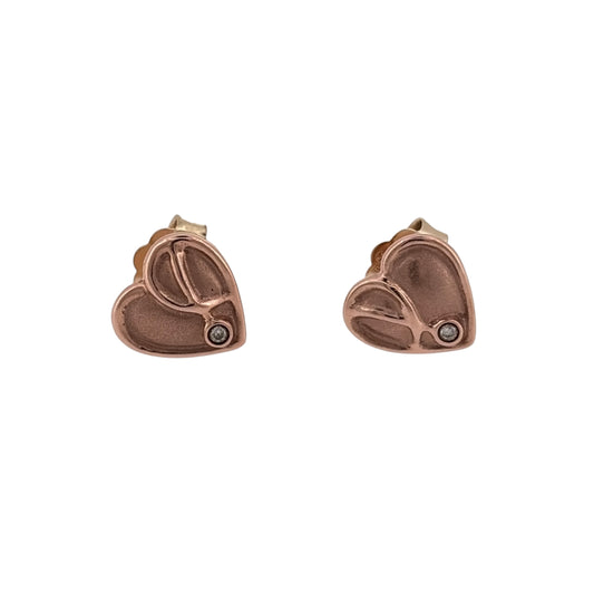Add a charming piece to your jewellery collection with these pre-owned 9ct yellow and rose gold Clogau heart stud earrings, featuring diamond detailing and a beautiful two-tone gold design.

Design: The earrings feature a classic heart-shaped design, combining yellow and rose gold for a delicate and timeless appearance. The diamond detailing adds an elegant finishing touch.
Material: Made from 9ct yellow and rose gold.