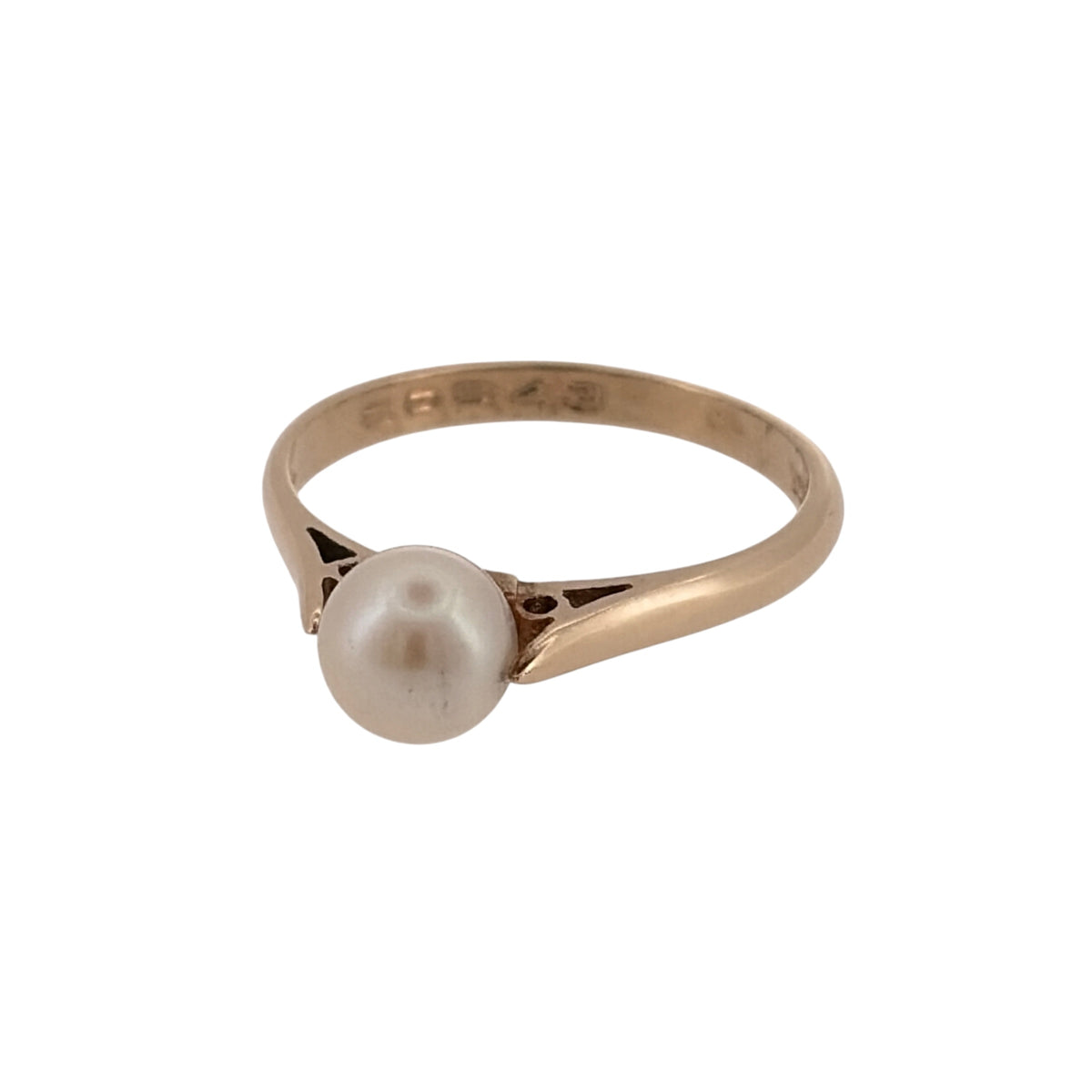 Add a classic piece to your jewellery collection with this pre-owned 9ct yellow gold and pearl solitaire ring, featuring a beautiful round pearl in a timeless design.

Design: The ring features a traditional solitaire design, with a single round pearl taking centre stage, creating an elegant and understated appearance.
Material: Made from 9ct yellow gold, offering a warm gold finish that complements the pearl.