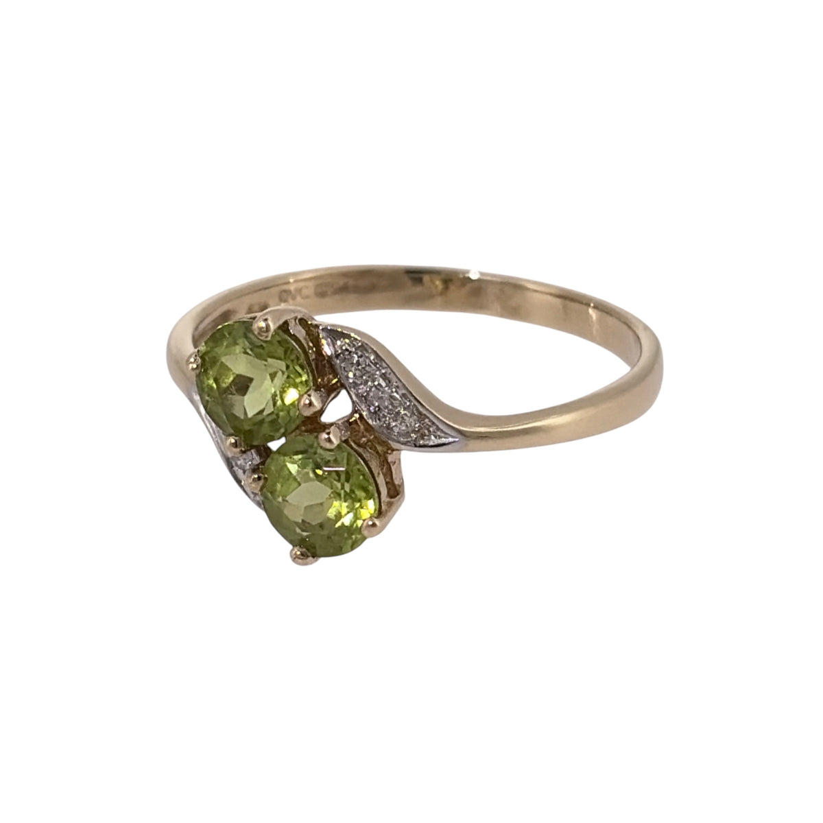 Add a colourful piece to your jewellery collection with this pre-owned 9ct yellow gold diamond and peridot ring, featuring two round peridot stones complemented by diamond detailing.

Design: The ring features a distinctive two-stone peridot design with diamond accents, creating an elegant appearance that combines vibrant green gemstones with classic yellow gold.
Material: Made from 9ct yellow gold, offering a warm gold finish that complements the peridot stones and diamonds.