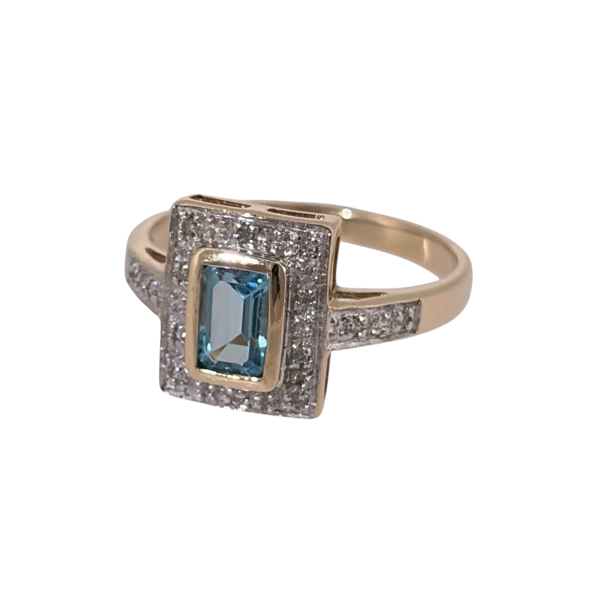 Add a colourful piece to your jewellery collection with this pre-owned 9ct yellow gold diamond and blue topaz ring, featuring a rectangular blue topaz stone complemented by diamond detailing.

Design: The ring features a classic rectangular blue topaz at its centre, with diamond detailing surrounding the stone to create an elegant and decorative appearance.
Material: Made from 9ct yellow gold, offering a warm gold finish that complements the blue topaz and diamonds.