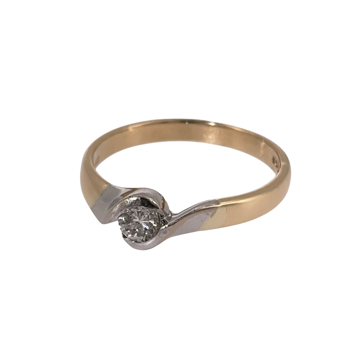Add an elegant piece to your jewellery collection with this pre-owned 18ct yellow and white gold diamond twist solitaire ring, featuring a brilliant cut diamond weighing approximately 0.20ct.

Design: The ring features a classic solitaire design with a decorative twist, combining yellow and white gold to create a flowing and timeless appearance.
Material: Made from 18ct yellow and white gold, offering a beautiful contrast between the warm yellow gold and bright white gold.
