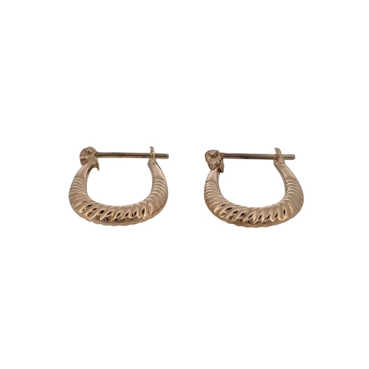 Add a classic piece to your jewellery collection with these pre-owned 9ct yellow gold twist oval creole earrings, featuring a decorative twisted design and an elegant oval shape.

Design: The earrings feature a traditional oval creole design with twisted detailing, creating a distinctive and timeless appearance suitable for everyday wear.
Material: Made from 9ct yellow gold, offering a warm gold finish that complements the decorative twist design.