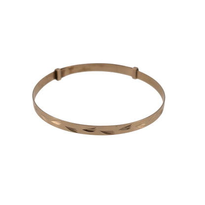Add a traditional piece to your jewellery collection with this pre-owned 9ct yellow gold patterned expanding baby bangle, featuring delicate decorative detailing and an adjustable design.

Design: The bangle features a classic expanding design with patterned detailing, creating a timeless piece of jewellery traditionally given as a gift for a new baby or christening.
Material: Made from 9ct yellow gold, offering a warm gold finish that complements the decorative pattern.