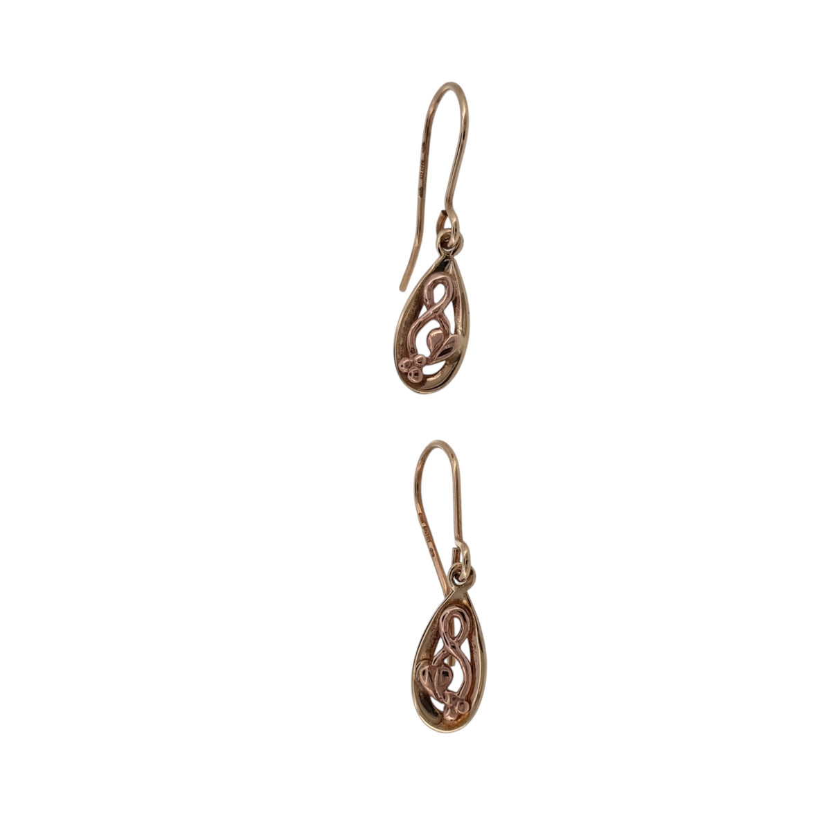 Add an elegant Welsh-inspired piece to your jewellery collection with these pre-owned 9ct yellow and rose gold Clogau Tree of Life teardrop earrings, featuring the iconic Tree of Life design.

Design: The earrings feature a delicate teardrop shape decorated with the Clogau Tree of Life pattern, combining yellow and rose gold for a timeless design inspired by nature and Welsh heritage.
Material: Made from 9ct yellow and rose gold, creating a beautiful contrast between the two gold tones.