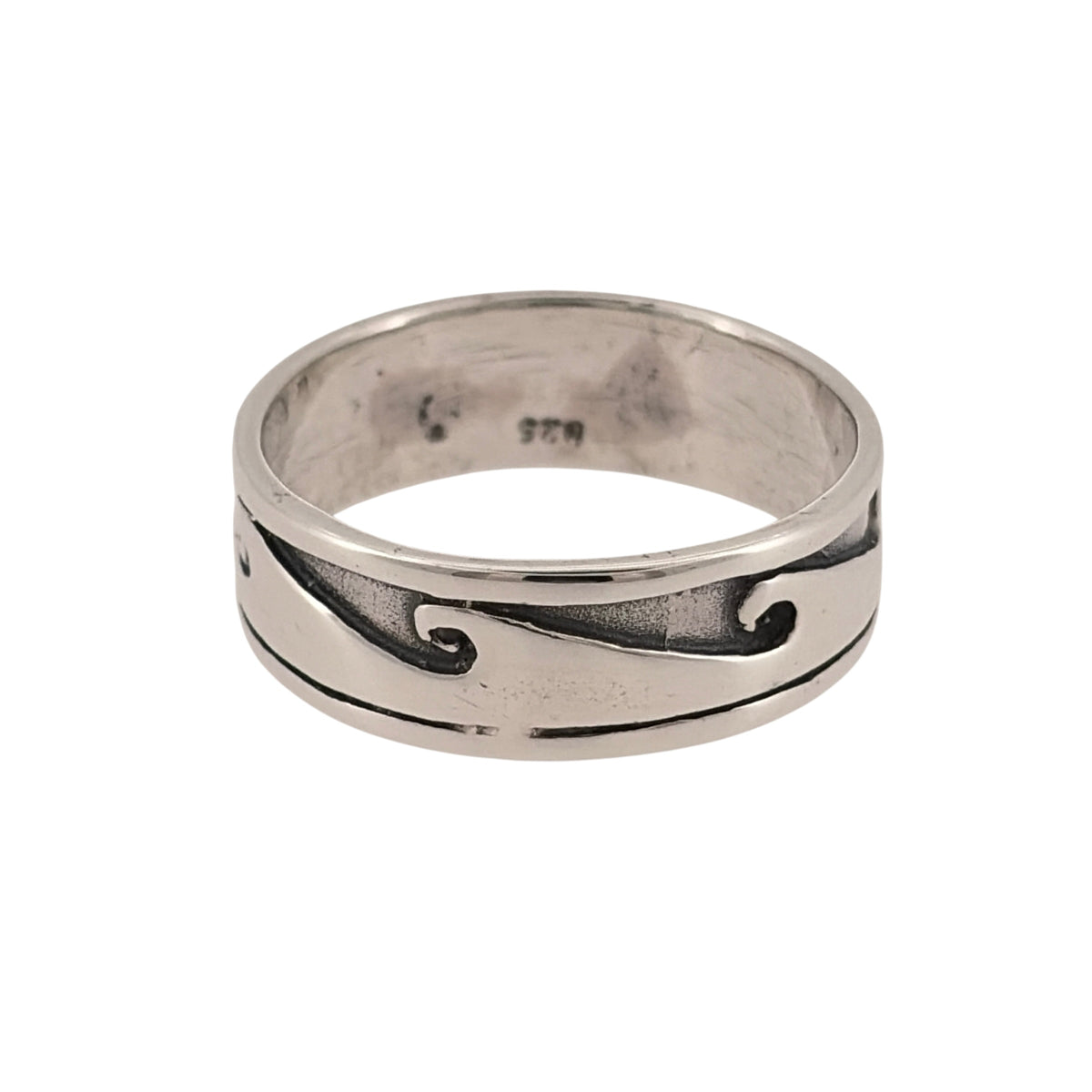 Add a distinctive piece to your jewellery collection with this pre-owned 925 sterling silver wave band ring, featuring a flowing wave design and a substantial 7mm width.

Design: The ring features a decorative wave pattern, with flowing curves creating a modern and timeless appearance suitable for everyday wear.
Material: Made from 925 sterling silver, offering a classic silver finish that complements the wave design.