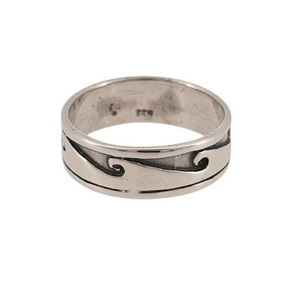 Add a distinctive piece to your jewellery collection with this pre-owned 925 sterling silver wave band ring, featuring a flowing wave design and a substantial 7mm width.

Design: The ring features a decorative wave pattern, with flowing curves creating a modern and timeless appearance suitable for everyday wear.
Material: Made from 925 sterling silver, offering a classic silver finish that complements the wave design.